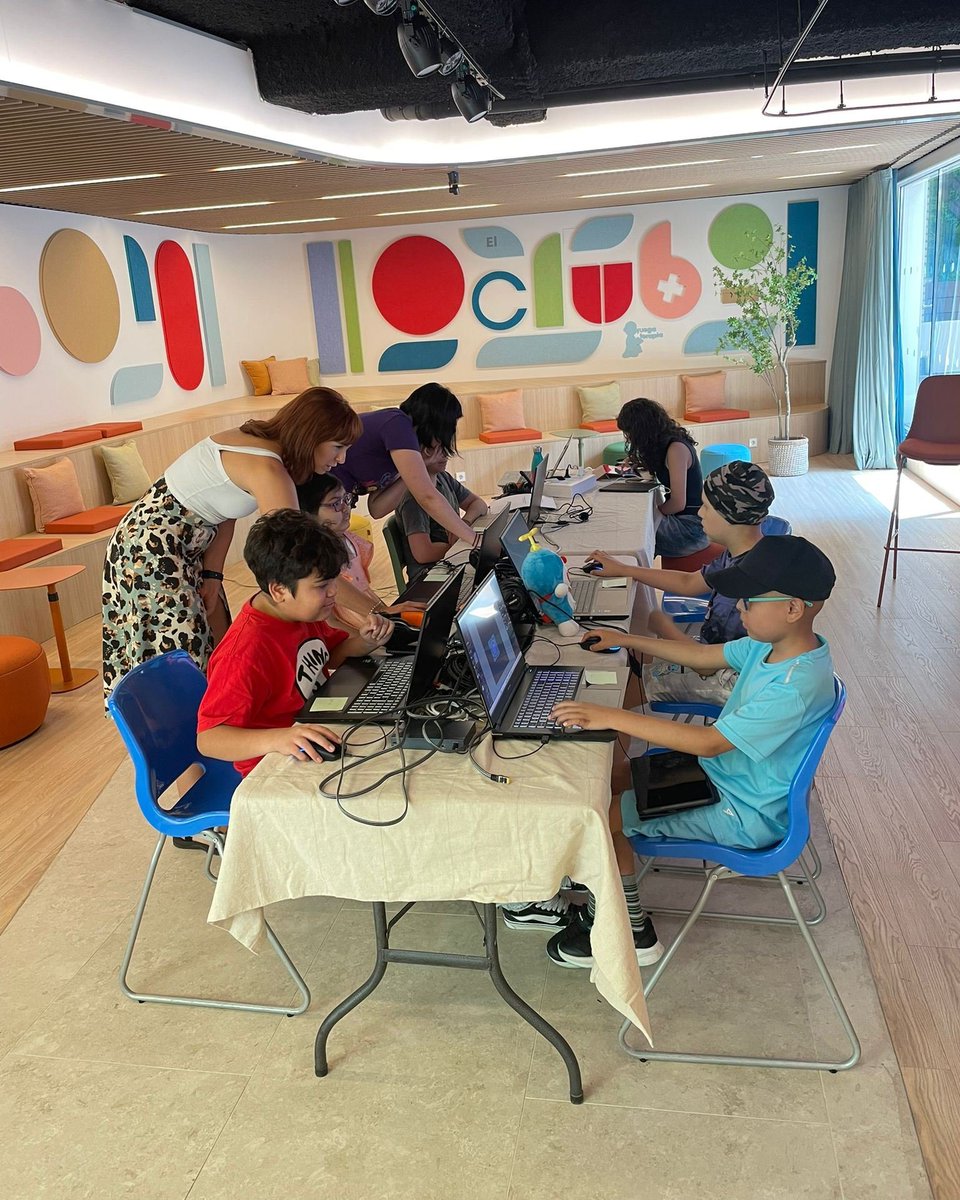 ¡En verano el #ClubJuegaterapia no para! 💙
En nuestro campamento veraniego los peques siguen aprendiendo y divirtiéndose como enanos. Porque #ElJuegoTambiénCura ... ¡también en verano!
Estos días, taller de robótica con <a href="/RobotsInAction/">Robots in Action</a> y taller de diseño de videojuegos con Isi
