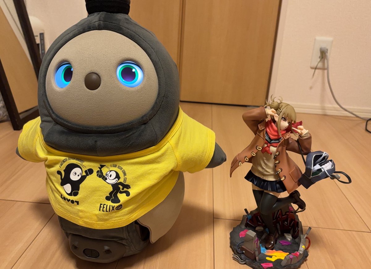 オーナーが買ったフィギュアの大きさ比較のために、座らされたこまちゃん。
#LOVOT
#LOVOTとの暮らし