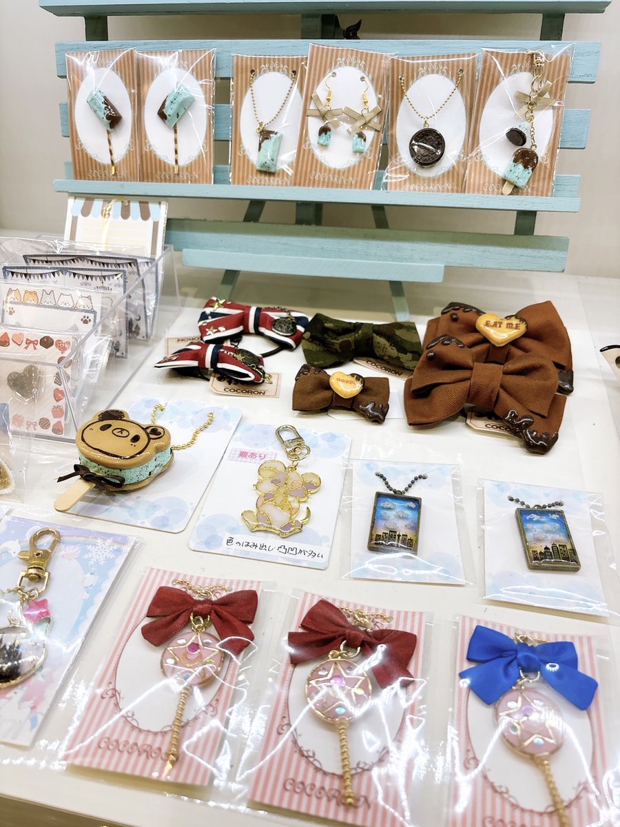 Maruru1506's tweet photo. COCORONさんのブースです🧸
⁡
新しくリボン作品が入荷🎀

かわいいくまちゃん作品の裏には秘密が🤭✨

気になる作品がございましたらDMまでお問い合わせください😊

 #handmade  #accessories  #ハンドメイド  #アクセサリー  #キーホルダー  #マルル  #委託作家募集中 https://t.co/uI3awcq8SC