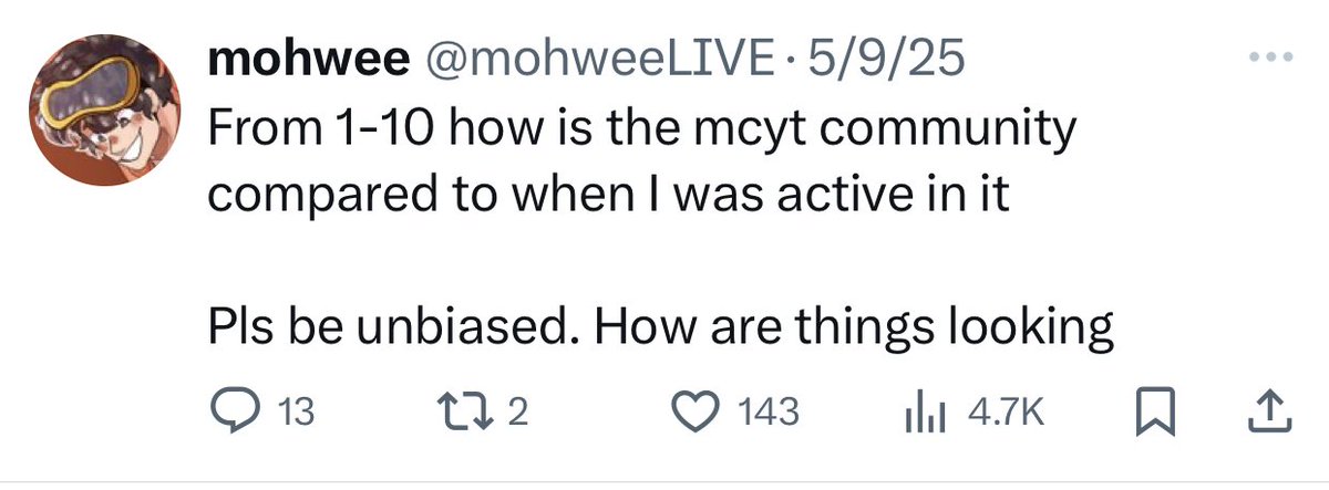 Starrdo_'s tweet photo. LISTEN. HEAR ME OUT. THE MYSTERY PERSON IS MOHWEE.

HE MENTIONED MISSING OUTSIDERS AND SMPS IN GENERAL/TALKING ABT THE MCYT COMMUNITY ON MULTIPLE OCCASIONS THIS YEAR. THE BANDANNA. THE POSSIBLE GOGGLES. THE SWOOPY HAIR IN THE FRONT.
IM SO NORMAL IT HAS TO BE HIM!!! #CowboySMP https://t.co/rAOlst5zje