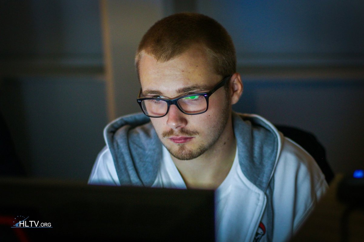 red (@redcs_2) on Twitter photo Heute um 17 Uhr startet der 24H Stream mit diesem gutaussehenden jungen Mann <a href="/tizianCS/">Tizian Feldbusch</a> 🥳🎉
Wird n Banger Stream mit Fokus auf CS & nachts paar Balance Games 🤙🏻
Ich erwarte euch pünktlich zum Start im Stream! 🚨🫡 Heute um 17 Uhr startet der 24H Stream mit diesem gutaussehenden jungen Mann <a href="/tizianCS/">Tizian Feldbusch</a> 🥳🎉
Wird n Banger Stream mit Fokus auf CS & nachts paar Balance Games 🤙🏻
Ich erwarte euch pünktlich zum Start im Stream! 🚨🫡