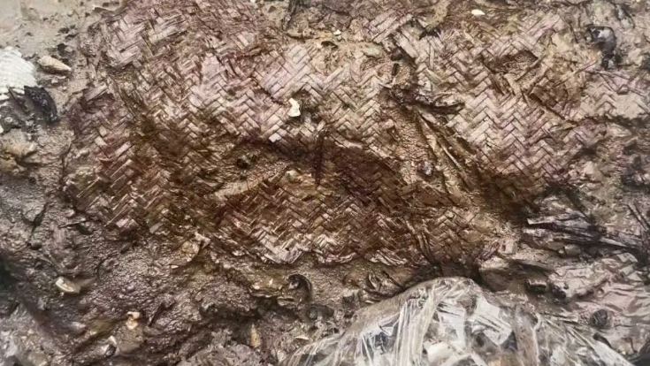 i_yuyao's tweet image. Summer's bamboo mats? A #TimelessChoice by ancient Chinese! 🌿 An 8,000-year-old mat unearthed at #Yuyao's Jingtoushan site reveals skilled weaving—potentially China's oldest! Dive into history's cool side ❄️ #AncientCraft #ArchaeologyFinds #CulturalHeritage