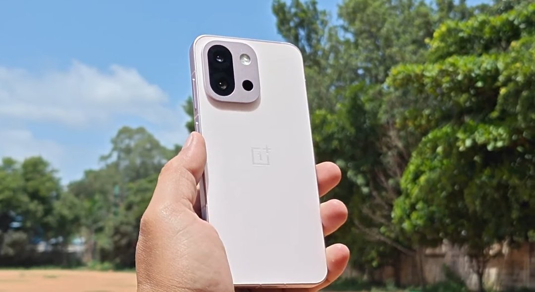 _techibee's tweet image. Prime Day is coming! 🔥

Take your best guess how low will these go? 
📱 OnePlus 13 – ₹XXXX?
📱 OnePlus 13R – ₹XXXX?
📱 OnePlus 13s – ₹XXXX?

Also, be honest which one are you adding to the cart? 🛒
#OnePlus #OnePlus13 #oneplus13s #oneplys13r