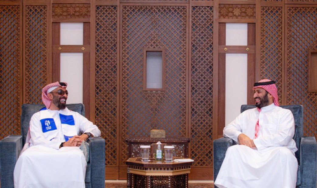 سمو #ولي_العهد  يستقبل سمو نائب حاكم إمارة أبوظبي بدولة الإمارات الشيخ طحنون بن زايد وكان مرتديا وشاح نادي الهلال🇸🇦
لفتة تحمل في طيّاتهاعمق المحبة 🫶🏻
ووشاح #الهلال 🇸🇦 في حضرة القادة هو رمز رياضي، لكن صداه أكبر من الرياضة… إنها الروح الخليجية في أجمل صورها.