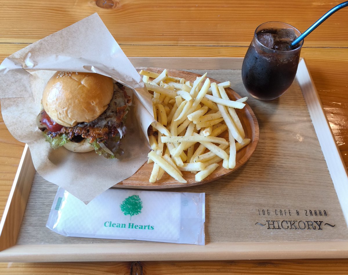 Lunchは海を渡った『HICKORY BURGER!!』
ボリューム満点!! バリ旨です👍
<a href="/LogcafeHICKORY/">LogCafe HICKORY</a>