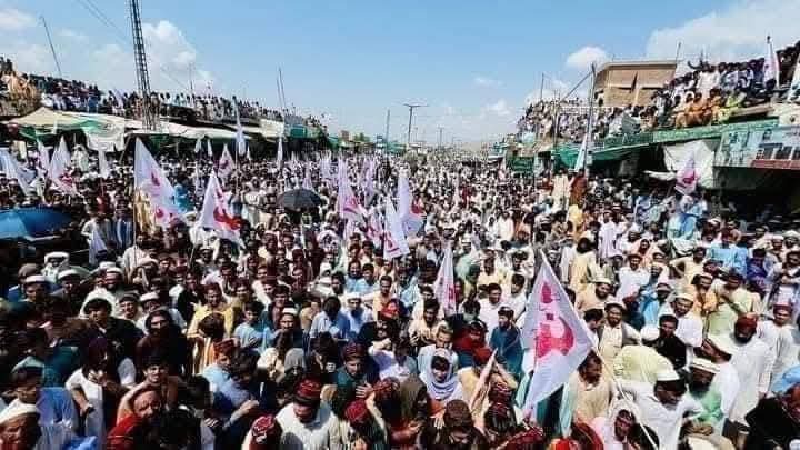 DawarSpeaks's tweet photo. ہم پبلک ہیں، ہمارا انٹرسٹ یہ ہے کہ شمالی وزیرستان میں آپریشن نہیں، پالیسی بدلی جائے۔

ہر چند سال بعد ایک نیا آپریشن، ایک نئی پالیسی، آج اگر آپریشن ہوگا، کل کوئی اور جرنل فیض آئے گا اور مذاکرات کرے گا، پھر وہی مسئلہ؟ ہم مستقل امن چاہتے ہیں، وقتی حل نہیں مستقل #امن_کی_پالیسی آپناو https://t.co/CZ9QxI9QSv