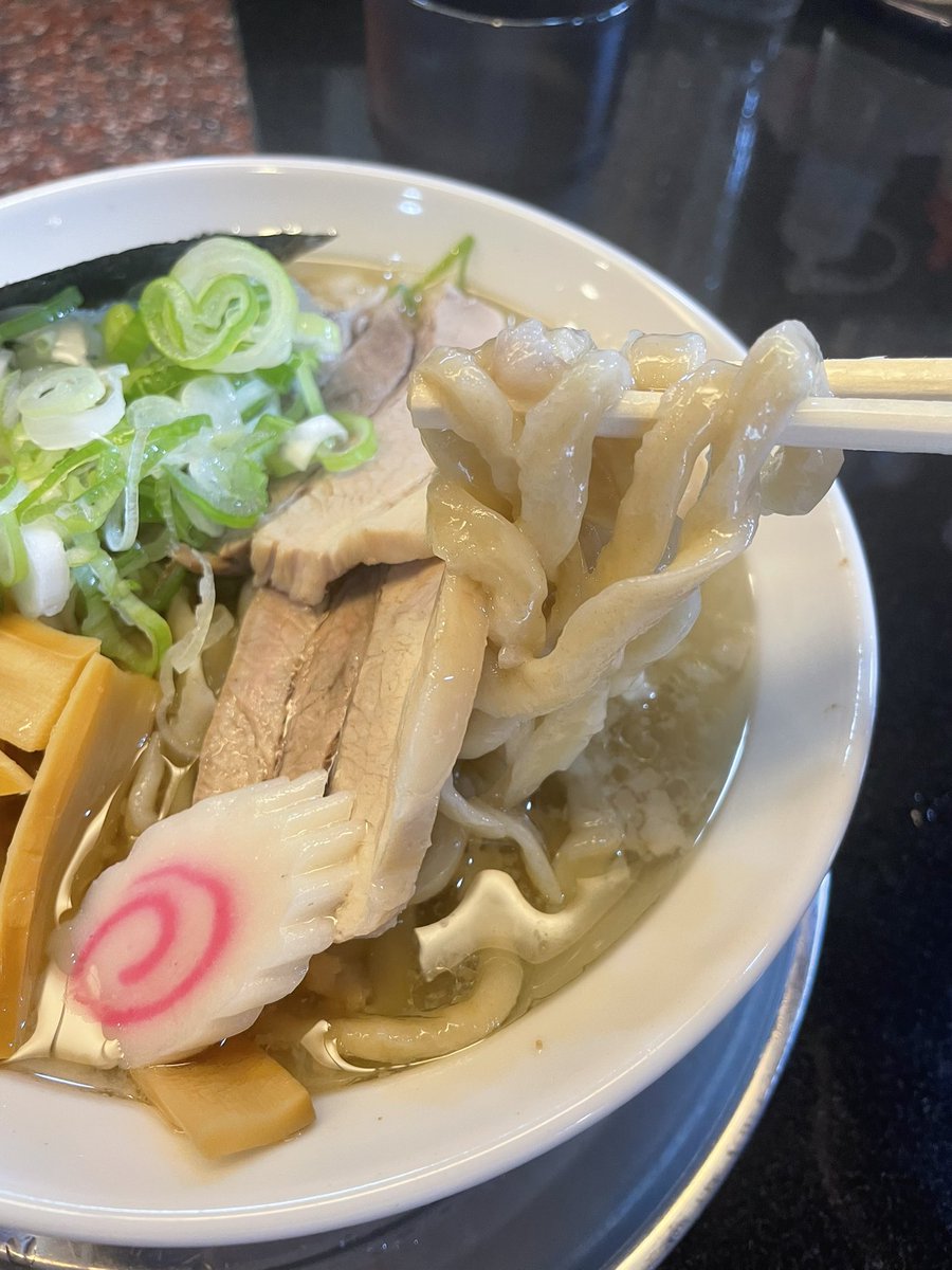 2masami27's tweet photo. 麺屋 てる'ZU
塩ラーメン
自家製麺の太麺でもちもちしてて美味しかった☺️
チャーシューも分厚くて食べ応えあり！

モツ煮も置いてあるお店でめちゃくちゃ美味しそうだった✨

#ラーメン好きな人と繋がりたい 
#麺活
#藤が丘
#黒ウーロン必須 https://t.co/8NeeIL359m