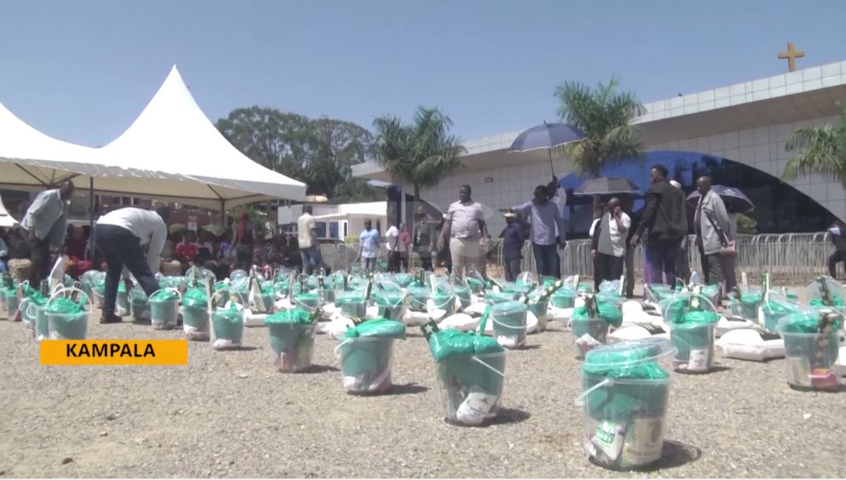 Pastor Robert Kayanja and Evangelist Benny Hinn have donated food, cows, and essential supplies to residents of Lubaga and nearby communities
Link: youtu.be/6Ua6vW6nHOA
#UBCNews | #UBCUpdates