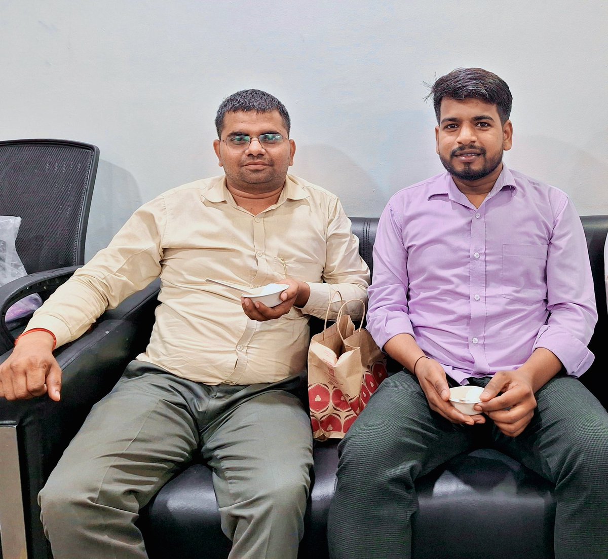 AmitVermaNews's tweet image. प्रिय बड़े भाई श्री @askrajeshsahu जी का दैनिक भास्कर में सीनियर रिपोर्टर से अब प्रिंसिपल कॉरेस्पोंडेंट के पद पर प्रमोशन हुआ है। प्रिय भाई को हार्दिक बधाई एवं शुभकामनाएं...❣️🌺🥰🥳
इत्तेफाक मैं उस वक़्त लखनऊ में ही था मुझे पता चला तो ऑफिस पहुँचकर मुंह मीठा कर बधाई दीं। 🎊🎉…