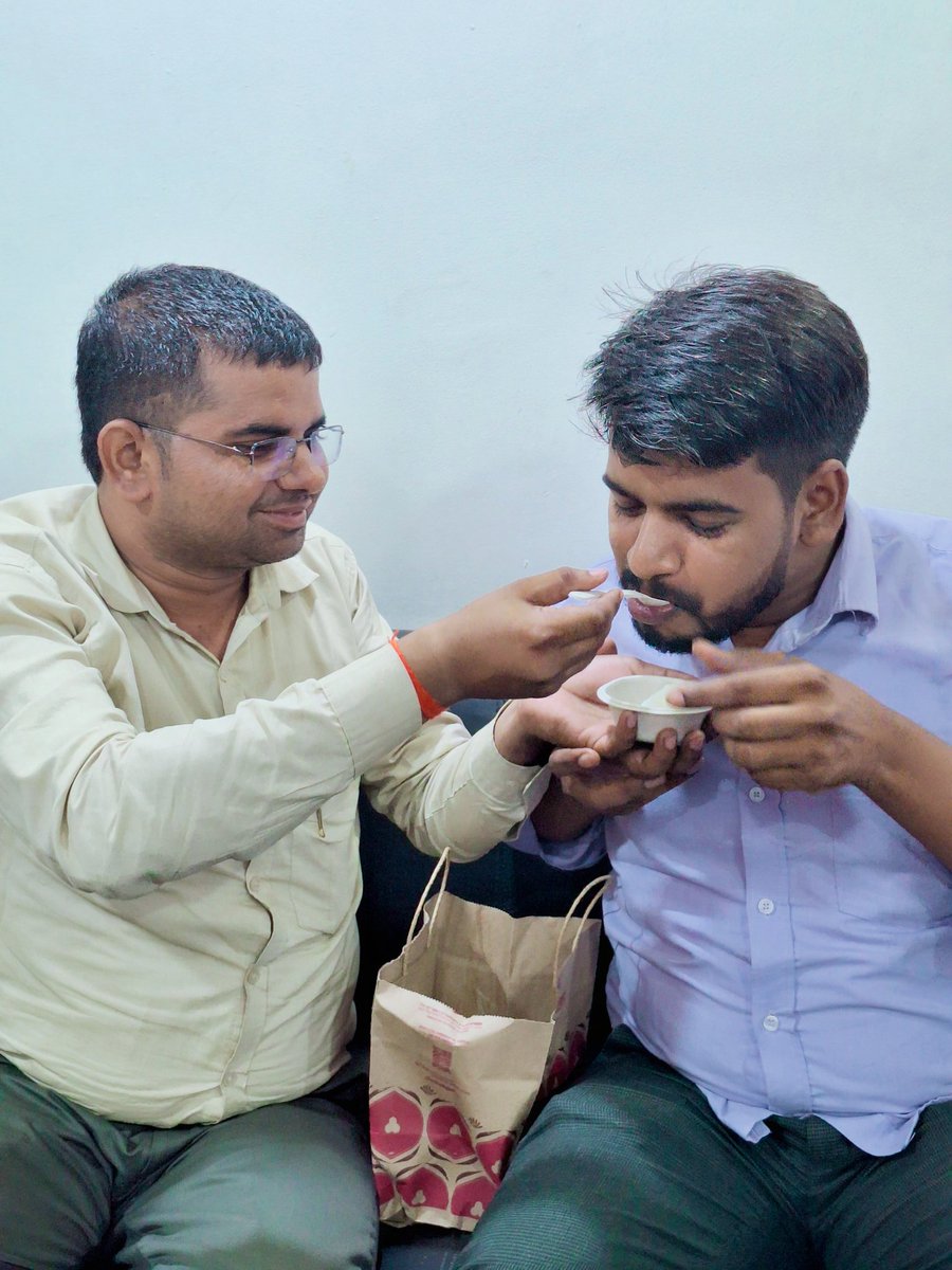 AmitVermaNews's tweet image. प्रिय बड़े भाई श्री @askrajeshsahu जी का दैनिक भास्कर में सीनियर रिपोर्टर से अब प्रिंसिपल कॉरेस्पोंडेंट के पद पर प्रमोशन हुआ है। प्रिय भाई को हार्दिक बधाई एवं शुभकामनाएं...❣️🌺🥰🥳
इत्तेफाक मैं उस वक़्त लखनऊ में ही था मुझे पता चला तो ऑफिस पहुँचकर मुंह मीठा कर बधाई दीं। 🎊🎉…
