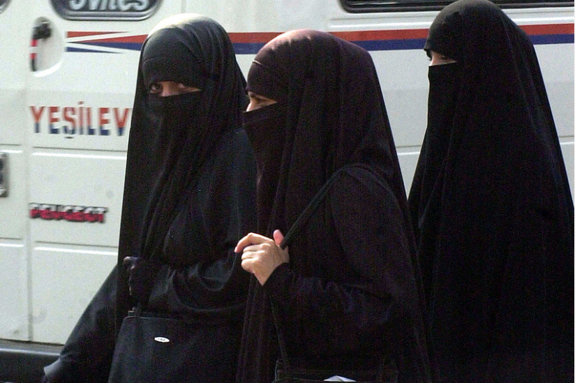 FrankfurtZack's tweet photo. Der Niqab und die Burka sind in vielen muslimischen Ländern verboten, zum Beispiel in praktisch ganz Zentralasien. Die Politiker dort wissen, um was es geht.

Wir lassen uns hier von einem extremen Rand des Islams an der Nase herum führen durch bräsige Merkel/Polenz Politik, https://t.co/q3Cq5O2t4J