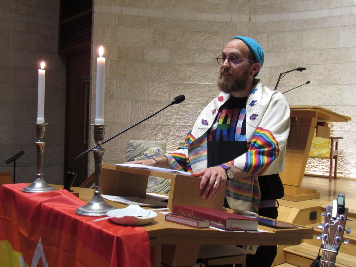 LiberalJudaism's tweet image. It has become a much-loved tradition at The Liberal Jewish Synagogue to mark LGBTQI+ Pride with a joyful Erev Shabbat service.
This year, they hosted a combined LGBTQI+ and D/deaf Pride service, using British Sign Language interpretation.
Full story: liberaljudaism.org/2025/07/lgbtqi…