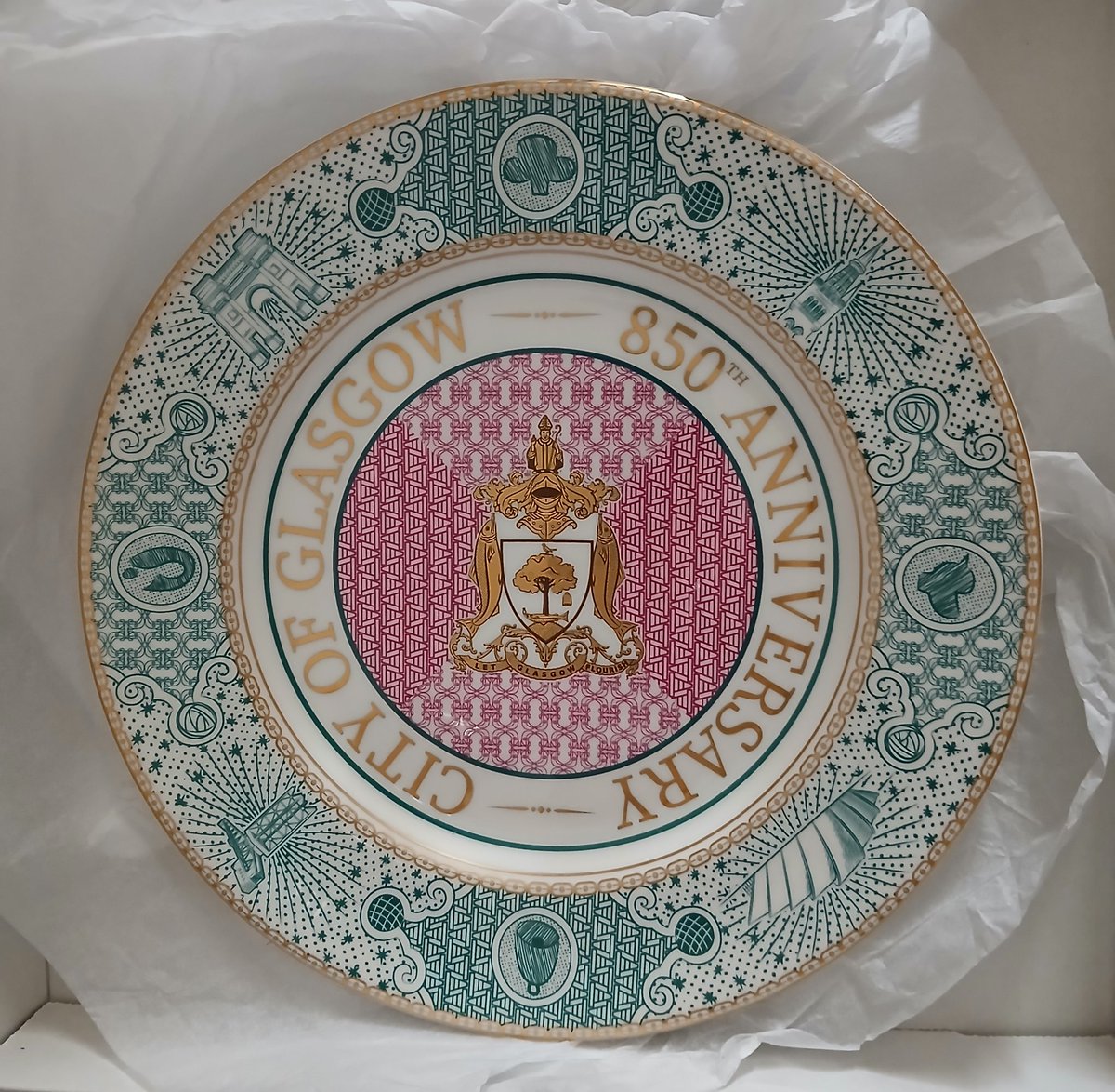 CSbungo's tweet image. *Delighted* with this beautiful birthday gift, if not wi being called old! Just cos I've still got a Glasgow 800 mug. Give me a few hundred years and I'll have a decent amount of dishes! 🐦🔔🐟🌳