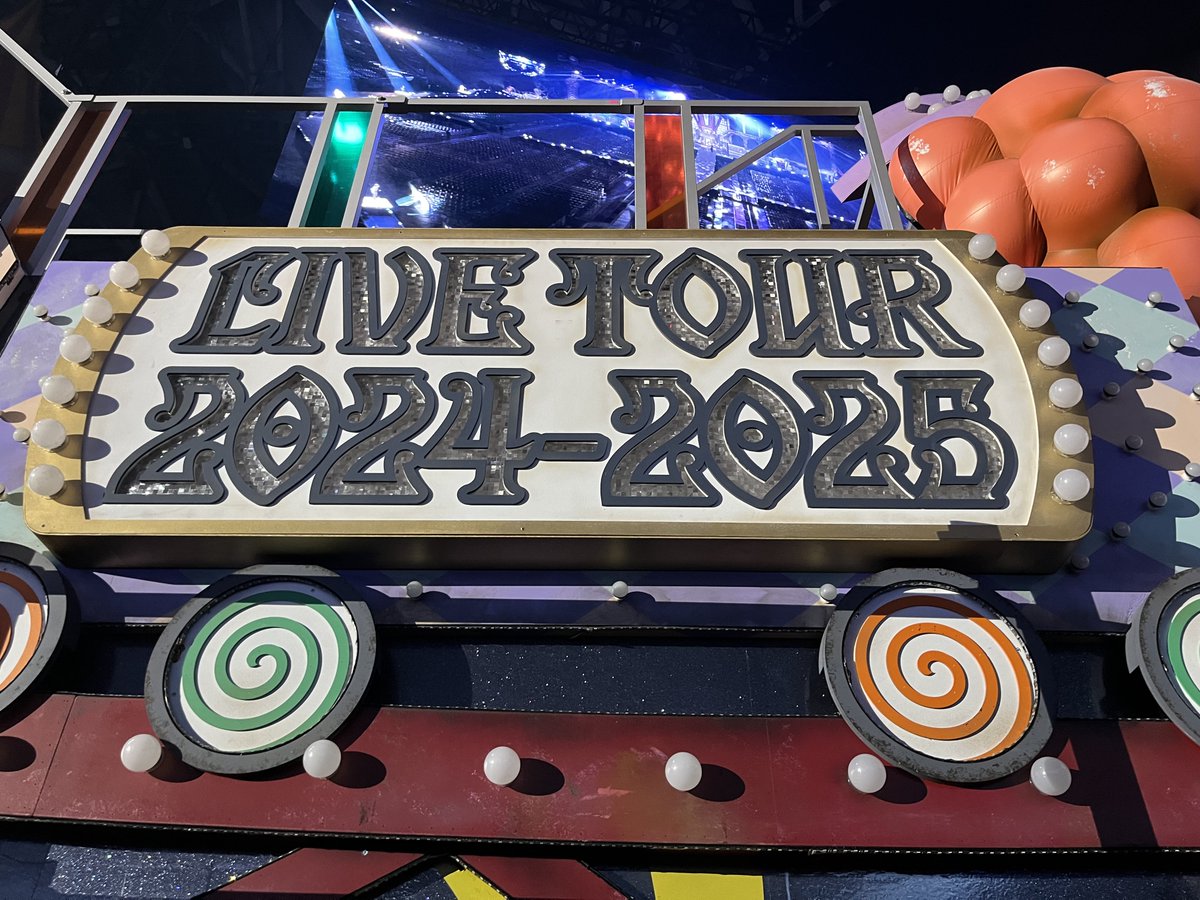 🎟️ #JUMPのエイチ年パス をお待ちの皆様 🎟️ 列を少し進むと見えて