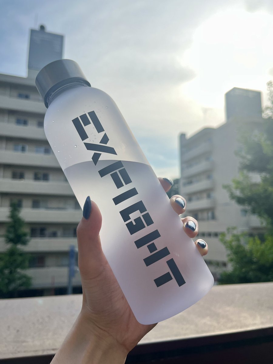 EXFIGHT_LDH's tweet photo. EXFIGHT ウォーターボトル新発売🎐

持ち運びしやすいサイズで、
オフィス・学校・ジムなど大活躍！！

内容量がひと目でわかるメモリ付きなので
水分摂取の管理にも最適です♪

これからの暑い季節は
こまめに水分補給しましょう🏖️

商品はこちらからCHECK
👉https://t.co/yw34IxHOem https://t.co/Uyq78JpCMp