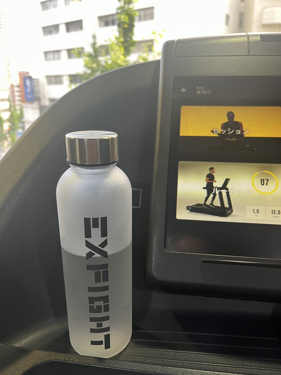 EXFIGHT_LDH's tweet photo. EXFIGHT ウォーターボトル新発売🎐

持ち運びしやすいサイズで、
オフィス・学校・ジムなど大活躍！！

内容量がひと目でわかるメモリ付きなので
水分摂取の管理にも最適です♪

これからの暑い季節は
こまめに水分補給しましょう🏖️

商品はこちらからCHECK
👉https://t.co/yw34IxHOem https://t.co/Uyq78JpCMp