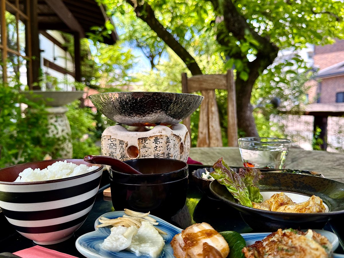 x_fcFree7F's tweet image. 緑に包まれた静かなカフェ“鬱花(うっか)”
テラス席に座ると、風と木の葉の音がBGM。つい時間を忘れた。こんな場所、もっと早く知りたかったなって思うカフェでした🍃
#鬱花 #和カフェ #緑に癒される #隠れ家カフェ #テラスランチ #自然とごはん #カフェ巡り #心の休憩時間 #緑区カフェ