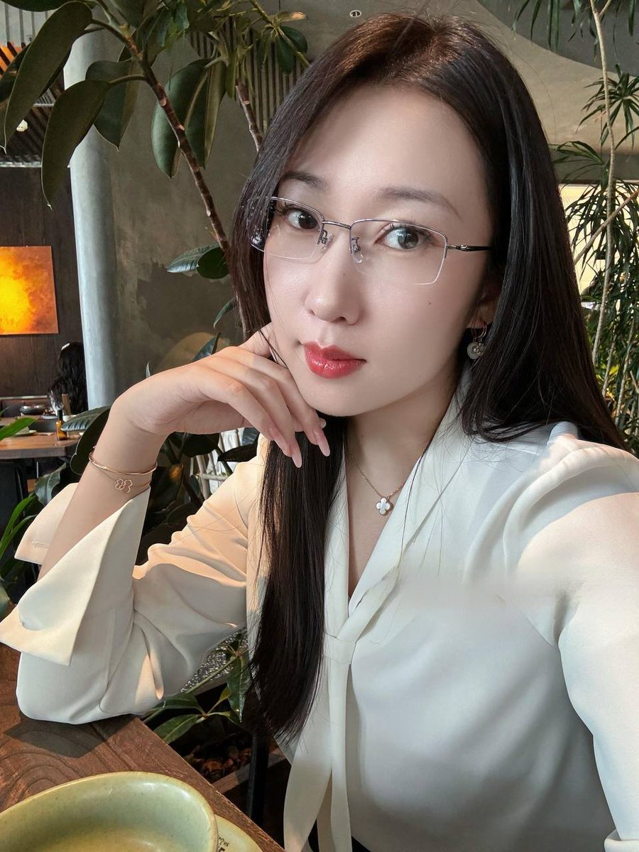 昨晚为了所里加班和应酬，喝多了，男同事来看我的时候我衣服都没穿…

可能也是最近工作太累，居然没赶紧穿衣服，还让他帮忙拍照了。好像每次喝多之后，皮肤都很好，乳头都嫩了…就是头还有点昏昏沉沉…

所以啊，好希望能认识一个给我安全感的男人…不管任何场合～ https://t.co/1Kdo68OJqH