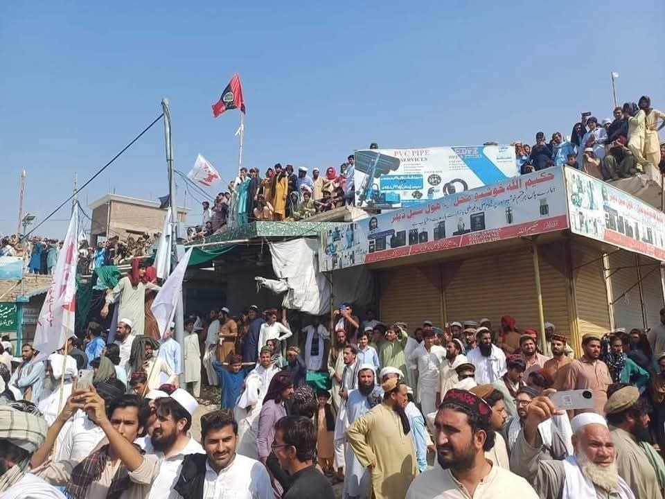 NUQTA31's tweet photo. #Breaking
Today in Miranshah, North Waziristan, three tribes have announced that if the government does not withdraw its decision to launch a military operation by the 8th of this month, they will be compelled to take up arms. https://t.co/gE4sSYqhTO
