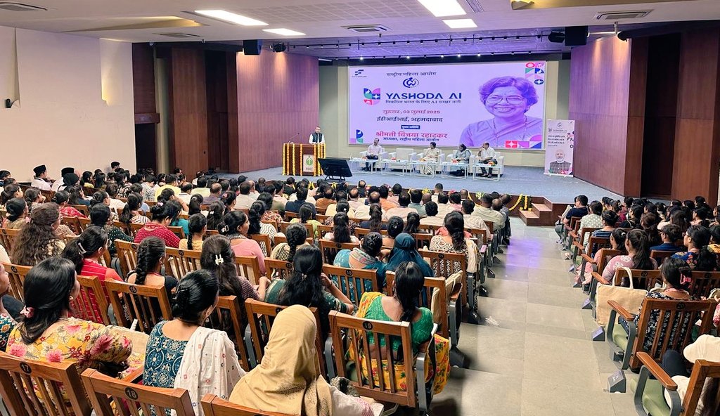 EDII कैंपस, अहमदाबाद में महिला उद्यमियों के साथ संवाद व प्रदर्शनी का उद्घाटन किया। साथ ही उनके लिए YASHODA AI प्रशिक्षण कार्यक्रम की शुरुआत भी की गई।

बाद में उद्यमिता विकास संस्थान (EDII) के अधिकारियों और फैकल्टीज के साथ बैठक की।महिला उद्यमिता, डिजिटल प्रशिक्षण और सशक्तिकरण को