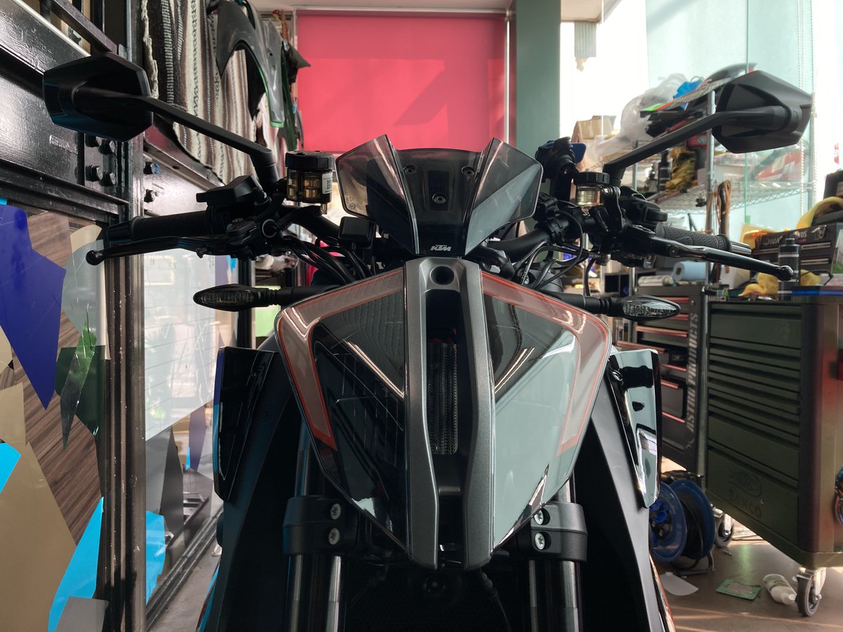 VioletFizz129's tweet photo. ヘッドライの
 #スモークプロテクションフィルム

Before→Afterです✂️

白い箇所をスモークで覆った事で、全体的に締まった印象になりました🌟

・黄ばみ防止✅
・飛び石傷の防止✅
・虫の被弾汚れは水で簡単に洗い落とせます✅

難しそうな形でも是非ご相談ください🌺

#Micrographic
#KTM
#1290DUKE https://t.co/Zj9qERbdpa