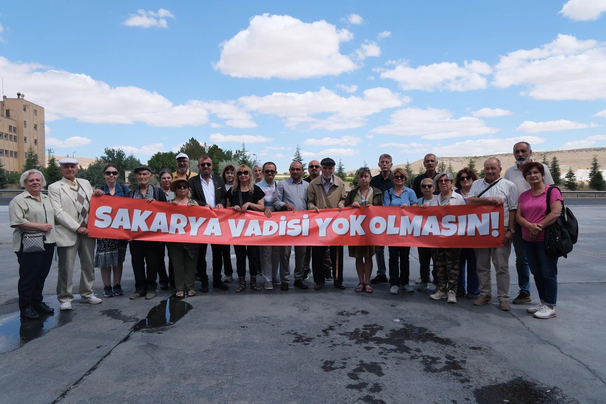 AlpagutAtalan's tweet photo. Alpagut Atalan Siyanürlü Altın madeni projesi ÇED surecinin bir parçası olan 2.İDK toplantısı için Ankara yollarındayız.
Doğamızı ve yaşam alanlarımızı savunacağız! 
#SakaryaVadisiYokOlmasın
#ToprağımızıVermiyoruz https://t.co/NzjV6N1P6R