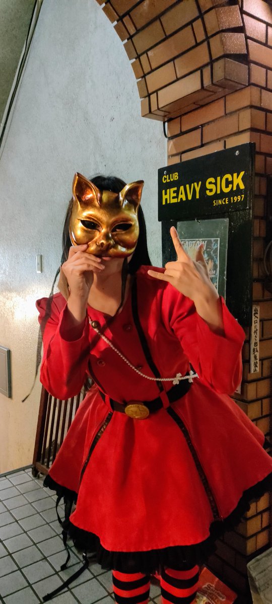 MasieroMarcello's tweet image. Very happy she liked the gift, the mask suited her perferctly 😊

And sorry my usual dumb face but the dream to meet her finally came true 😂

#japan #mask #venetianmask #alternativeidol #japaneseartist #japanesemusic