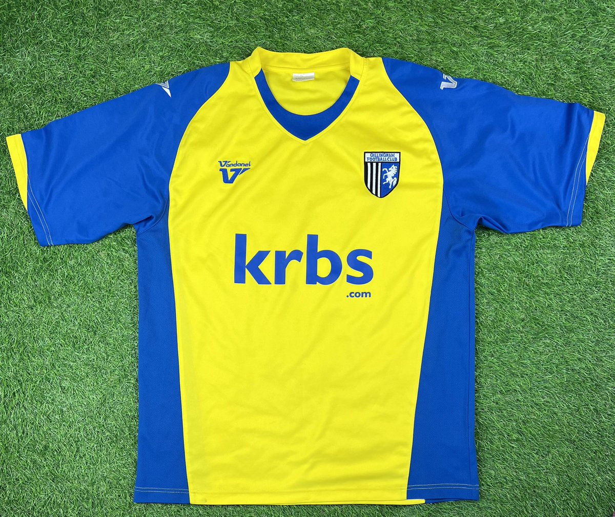 Morning Gills fans 🔵

x4 more shirts added to the stores: 

99/00 (H)- XXL 
01/02 (A)-  XL
21/22 (A)- XXL 
09/10 (A)- XL 

#gills #gillingham #gfc #weeksfootballfinds