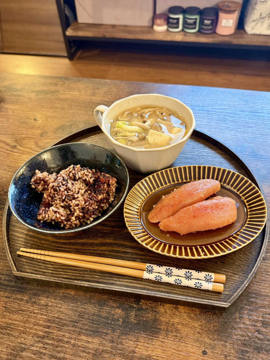 Sometimes I need to give my stomach a break with simple Japanese food.
I love making miso soup and cook it often.
I honestly think my miso soup is the best!