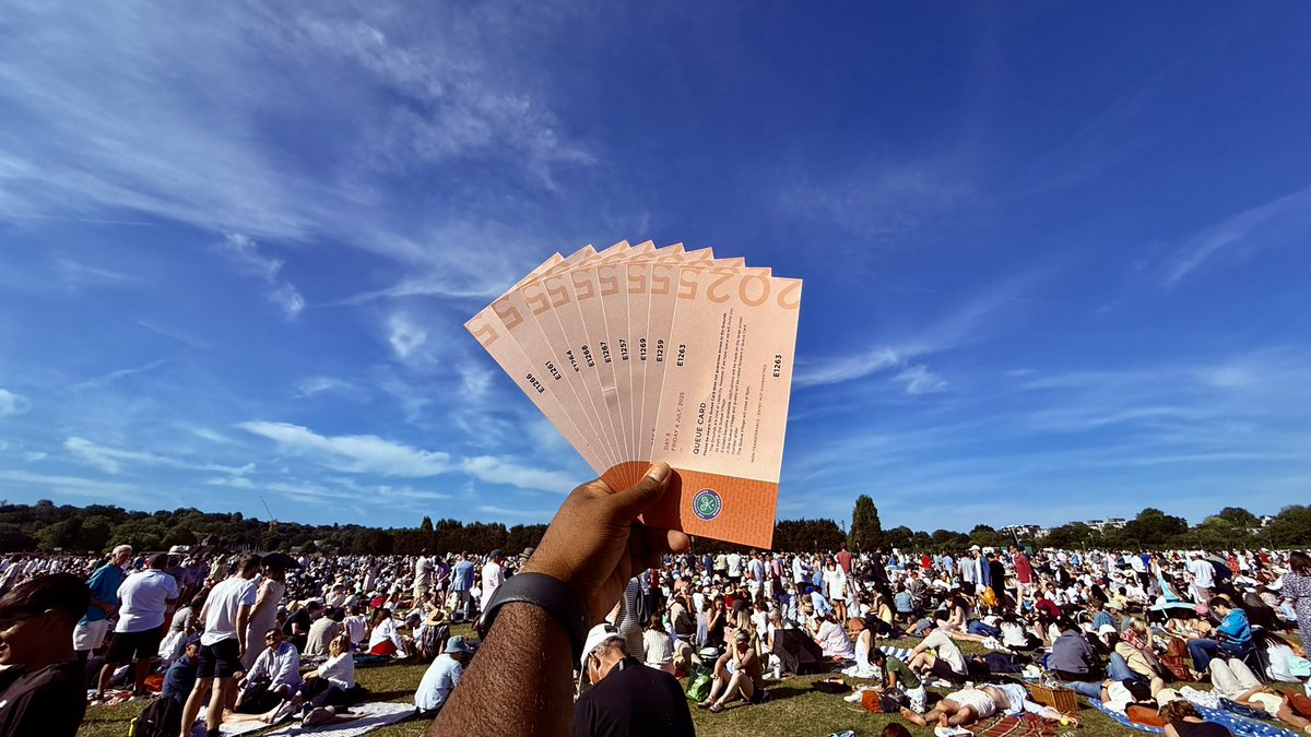 sai_whispers's tweet photo. That time of year again for sunshine, strawberries & STRICTLY whites πΎππ
#Wimbledon2025 #ViewFromTheQueue
@Wimbledon @ViewFromTheQ https://t.co/itI2D9eGoh