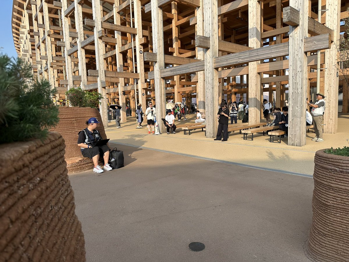 トイレ2の解説が、設計者を散財的に取り巻いて現地で聞いているので部分的に切り取ると設計者が空に向けて一人で喋ってるように見えますがここでしか見れない聴けないいろんな話を聴いています。
#建築情報学会