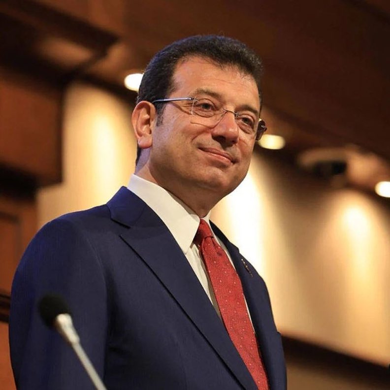 🔴#SONDAKİKA | Ekrem İmamoğlu hakkındaki diploma soruşturmasında iddianame tamamlandı.

İddianamede, İmamoğlu için “siyasi yasak” ve 8 yıl 9 aya kadar hapis cezası istedi. 

Savcılığın iddianamesinde “Ekrem İmamoğlu diplomayı hileli şekilde aldı” ve “sahtecilik suçuna iştirak