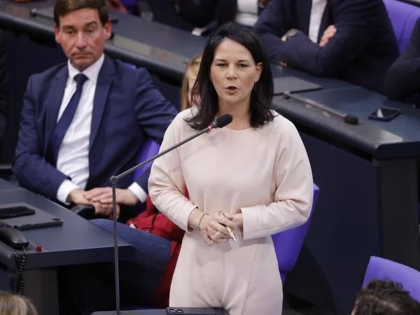 Klare Tischkante zeigen gegen Rechts.