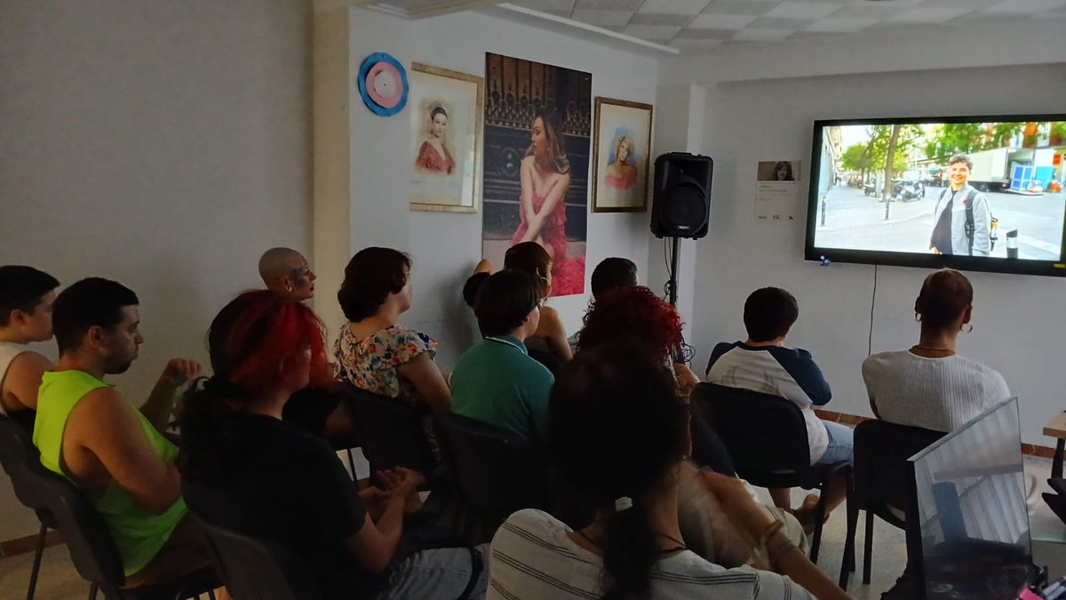PlataformaTrans's tweet image. 🏳️‍⚧️ Ayer nos reunimos en el #EspacioTrans de Sevilla para ver juntas el documental "Ciao Bambina", el cual narra el proceso de transición de Afioco, un hombre trans. 

🫂 Posteriormente, compartimos experiencias sobre nuestra transición y estrategias para hacer frente a las normas…