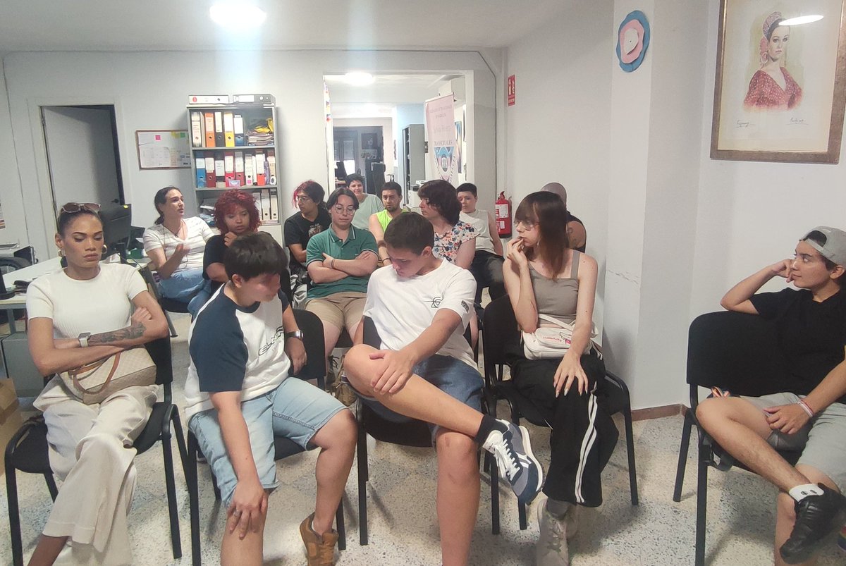 PlataformaTrans's tweet image. 🏳️‍⚧️ Ayer nos reunimos en el #EspacioTrans de Sevilla para ver juntas el documental "Ciao Bambina", el cual narra el proceso de transición de Afioco, un hombre trans. 

🫂 Posteriormente, compartimos experiencias sobre nuestra transición y estrategias para hacer frente a las normas…