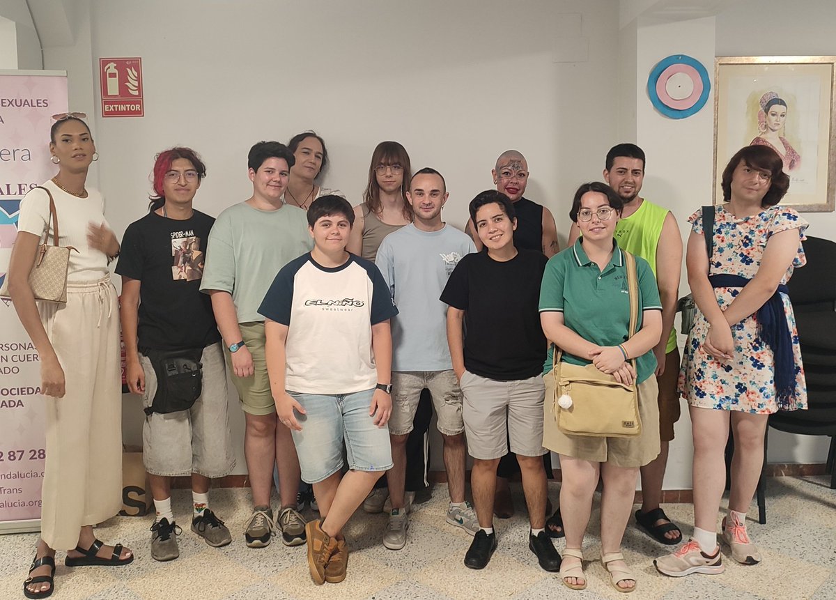 PlataformaTrans's tweet image. 🏳️‍⚧️ Ayer nos reunimos en el #EspacioTrans de Sevilla para ver juntas el documental "Ciao Bambina", el cual narra el proceso de transición de Afioco, un hombre trans. 

🫂 Posteriormente, compartimos experiencias sobre nuestra transición y estrategias para hacer frente a las normas…