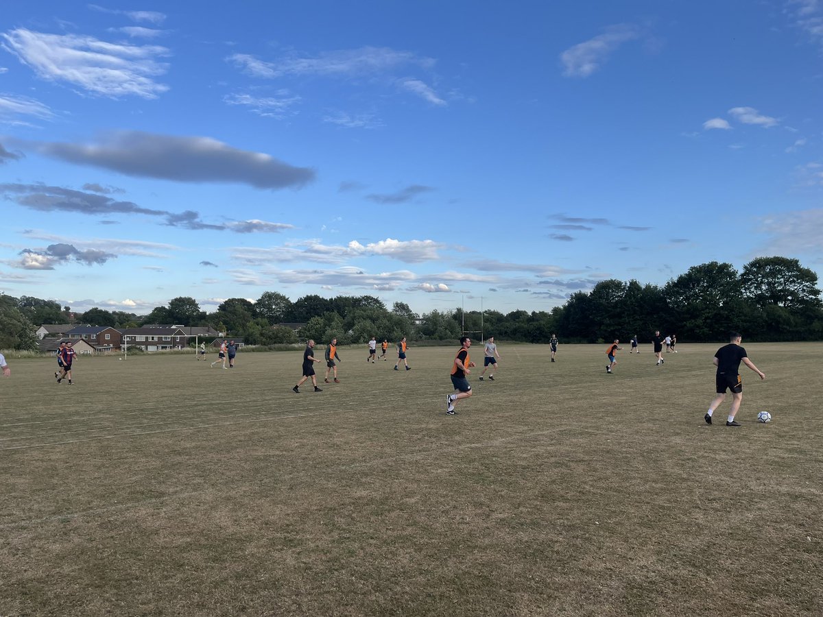 GarforthWorkies's tweet photo. Class first ever training session with a turn out of 20+. Great commitment and attitude from everyone there. 
Feel free to come down next week or get in touch if you fancy coming down, everyone welcome👍🏼 #garforth #sundayleague https://t.co/LJFnw4Au6q