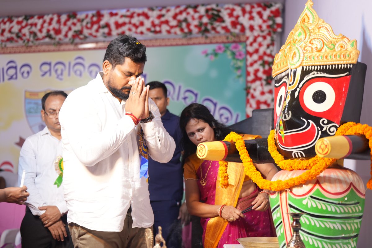 suryabanshibjp's tweet photo. ରାୟଗଡ଼ା ସ୍ବୟଂଶାସିତ ମହାବିଦ୍ଯାଳୟର ୫୯ତମ ପ୍ରତିଷ୍ଠା ଦିବସ ପାଳନ କାର୍ଯ୍ଯକ୍ରମରେ ଯୋଗ ଦେବାର ଅବସର ପ୍ରାପ୍ତ ହେଲା । ଏହି ଅବସରରେ ଛାତ୍ରଛାତ୍ରୀମାନଙ୍କ ସହ କଥା ହୋଇ ସେମାନଙ୍କ ସମସ୍ୟା ବିଷୟରେ ଅବଗତ ହେବା ସହିତ ସେମାନଙ୍କ କିଛି ପ୍ରଶ୍ନର ଉତ୍ତର ମଧ୍ୟ ରଖିଛି । ସମାରୋହରେ ମହାବିଦ୍ଯାଳୟର ଶିକ୍ଷାର୍ଥୀଙ୍କ ପାଇଁ ୧୦୦ ଶଯ୍ଯା ବିଶିଷ୍ଟ ମିଶ୍ରିତ ଛାତ୍ରାବାସର ଲୋକାର୍ପଣ କରାଯାଇଛି । ମହାବିଦ୍ୟାଳୟ ପରିସର ମଧ୍ୟରେ ମା ନାଁରେ ଗଛ ଟିଏ ୨.୦ ଅଭିଯାନରେ ବୃକ୍ଷରୋପଣ କରାଯାଇଛି । ପ୍ରତିଷ୍ଠା ଦିବସ ଭଳି ଶୁଭ ଅବସରେ ସମସ୍ତ ଶିକ୍ଷାର୍ଥୀ ଓ ଗୁରୁମାନଙ୍କୁ ଶୁଭେଚ୍ଛା ଜଣାଇବା ସହିତ ଅନୁଷ୍ଠାନର ଉନ୍ନତି କାମନା କରୁଛି ।