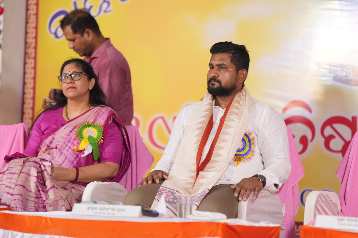 suryabanshibjp's tweet photo. ରାୟଗଡ଼ା ସ୍ବୟଂଶାସିତ ମହାବିଦ୍ଯାଳୟର ୫୯ତମ ପ୍ରତିଷ୍ଠା ଦିବସ ପାଳନ କାର୍ଯ୍ଯକ୍ରମରେ ଯୋଗ ଦେବାର ଅବସର ପ୍ରାପ୍ତ ହେଲା । ଏହି ଅବସରରେ ଛାତ୍ରଛାତ୍ରୀମାନଙ୍କ ସହ କଥା ହୋଇ ସେମାନଙ୍କ ସମସ୍ୟା ବିଷୟରେ ଅବଗତ ହେବା ସହିତ ସେମାନଙ୍କ କିଛି ପ୍ରଶ୍ନର ଉତ୍ତର ମଧ୍ୟ ରଖିଛି । ସମାରୋହରେ ମହାବିଦ୍ଯାଳୟର ଶିକ୍ଷାର୍ଥୀଙ୍କ ପାଇଁ ୧୦୦ ଶଯ୍ଯା ବିଶିଷ୍ଟ ମିଶ୍ରିତ ଛାତ୍ରାବାସର ଲୋକାର୍ପଣ କରାଯାଇଛି । ମହାବିଦ୍ୟାଳୟ ପରିସର ମଧ୍ୟରେ ମା ନାଁରେ ଗଛ ଟିଏ ୨.୦ ଅଭିଯାନରେ ବୃକ୍ଷରୋପଣ କରାଯାଇଛି । ପ୍ରତିଷ୍ଠା ଦିବସ ଭଳି ଶୁଭ ଅବସରେ ସମସ୍ତ ଶିକ୍ଷାର୍ଥୀ ଓ ଗୁରୁମାନଙ୍କୁ ଶୁଭେଚ୍ଛା ଜଣାଇବା ସହିତ ଅନୁଷ୍ଠାନର ଉନ୍ନତି କାମନା କରୁଛି ।