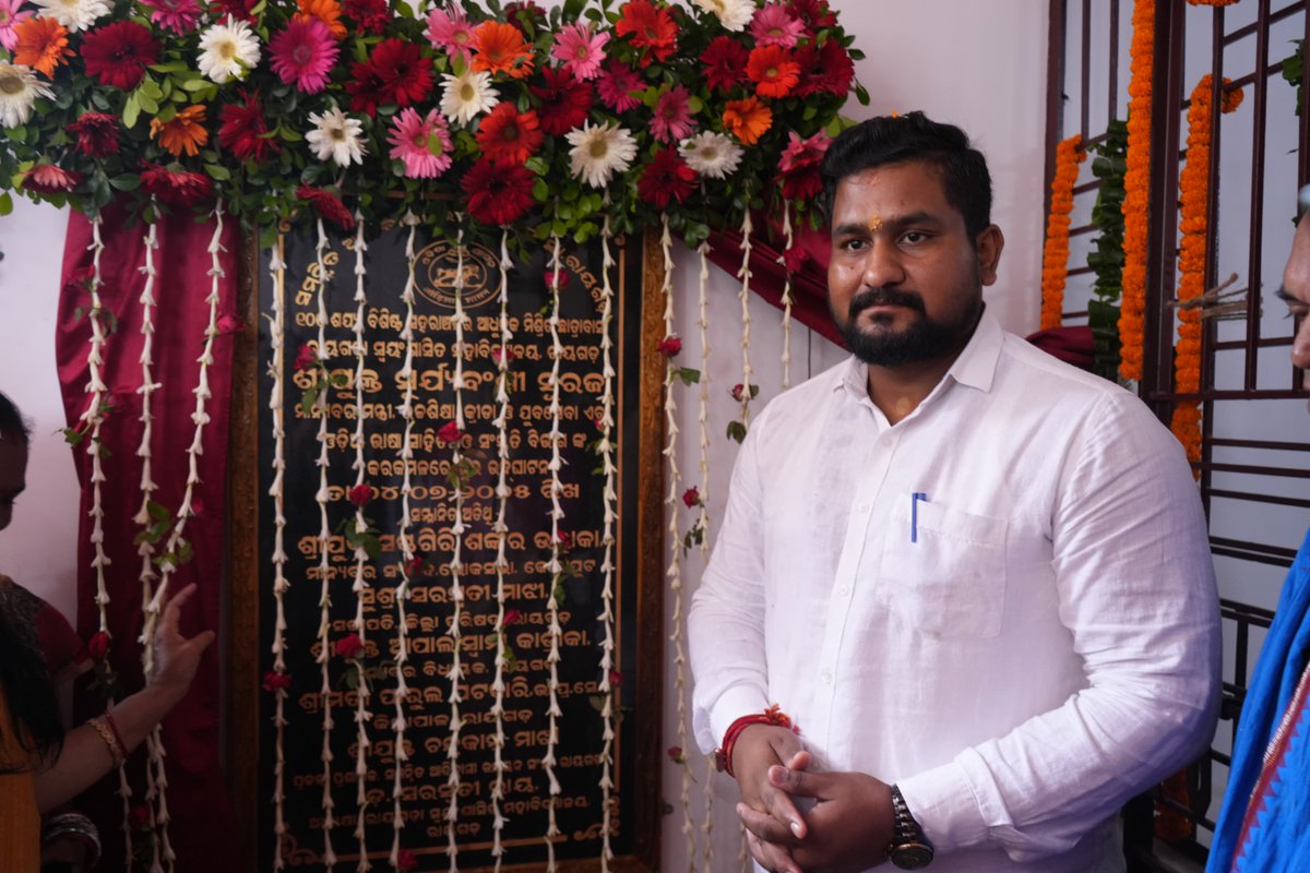 suryabanshibjp's tweet photo. ରାୟଗଡ଼ା ସ୍ବୟଂଶାସିତ ମହାବିଦ୍ଯାଳୟର ୫୯ତମ ପ୍ରତିଷ୍ଠା ଦିବସ ପାଳନ କାର୍ଯ୍ଯକ୍ରମରେ ଯୋଗ ଦେବାର ଅବସର ପ୍ରାପ୍ତ ହେଲା । ଏହି ଅବସରରେ ଛାତ୍ରଛାତ୍ରୀମାନଙ୍କ ସହ କଥା ହୋଇ ସେମାନଙ୍କ ସମସ୍ୟା ବିଷୟରେ ଅବଗତ ହେବା ସହିତ ସେମାନଙ୍କ କିଛି ପ୍ରଶ୍ନର ଉତ୍ତର ମଧ୍ୟ ରଖିଛି । ସମାରୋହରେ ମହାବିଦ୍ଯାଳୟର ଶିକ୍ଷାର୍ଥୀଙ୍କ ପାଇଁ ୧୦୦ ଶଯ୍ଯା ବିଶିଷ୍ଟ ମିଶ୍ରିତ ଛାତ୍ରାବାସର ଲୋକାର୍ପଣ କରାଯାଇଛି । ମହାବିଦ୍ୟାଳୟ ପରିସର ମଧ୍ୟରେ ମା ନାଁରେ ଗଛ ଟିଏ ୨.୦ ଅଭିଯାନରେ ବୃକ୍ଷରୋପଣ କରାଯାଇଛି । ପ୍ରତିଷ୍ଠା ଦିବସ ଭଳି ଶୁଭ ଅବସରେ ସମସ୍ତ ଶିକ୍ଷାର୍ଥୀ ଓ ଗୁରୁମାନଙ୍କୁ ଶୁଭେଚ୍ଛା ଜଣାଇବା ସହିତ ଅନୁଷ୍ଠାନର ଉନ୍ନତି କାମନା କରୁଛି ।