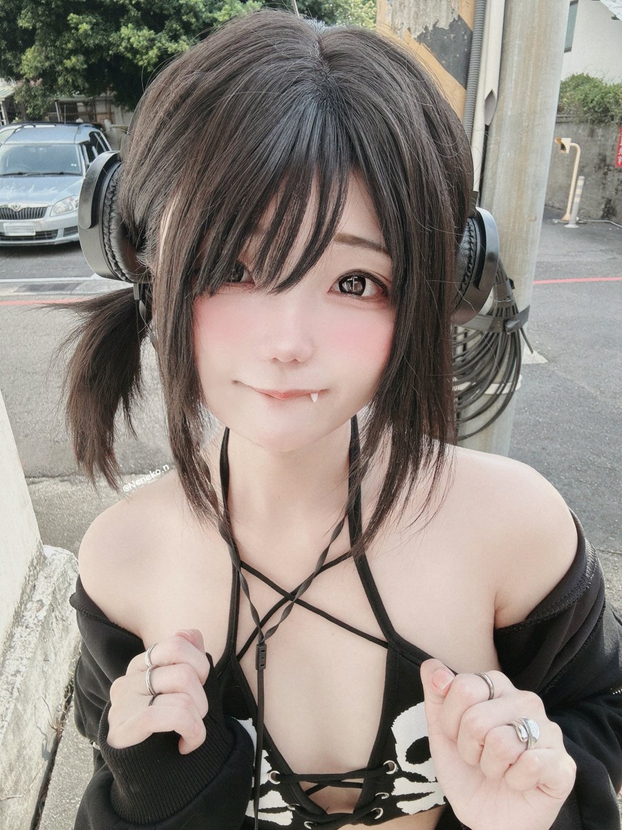 Learning English or any language means memorizing a lot of words🥺but I have a bad memory 😭
so I have to work harder to learn them🤓
Guys thank you for talking to me. I'll try to learn more 🐺🖤
#neneko