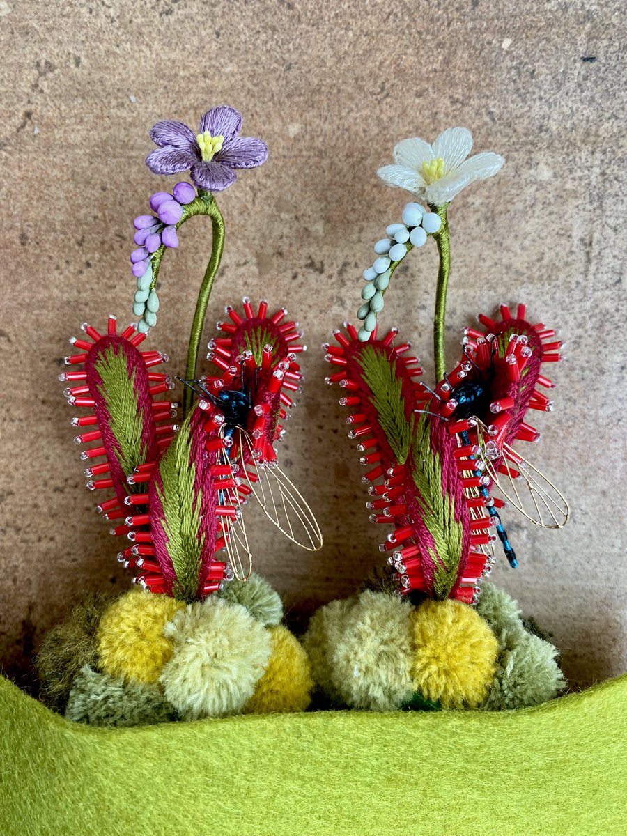 【ムギ】シオカラトンボと金魚のアシンメトリーイヤリング　ディップアート PieniSieni — 【Dollybird vol.37に立体刺繍を制作・提供しま