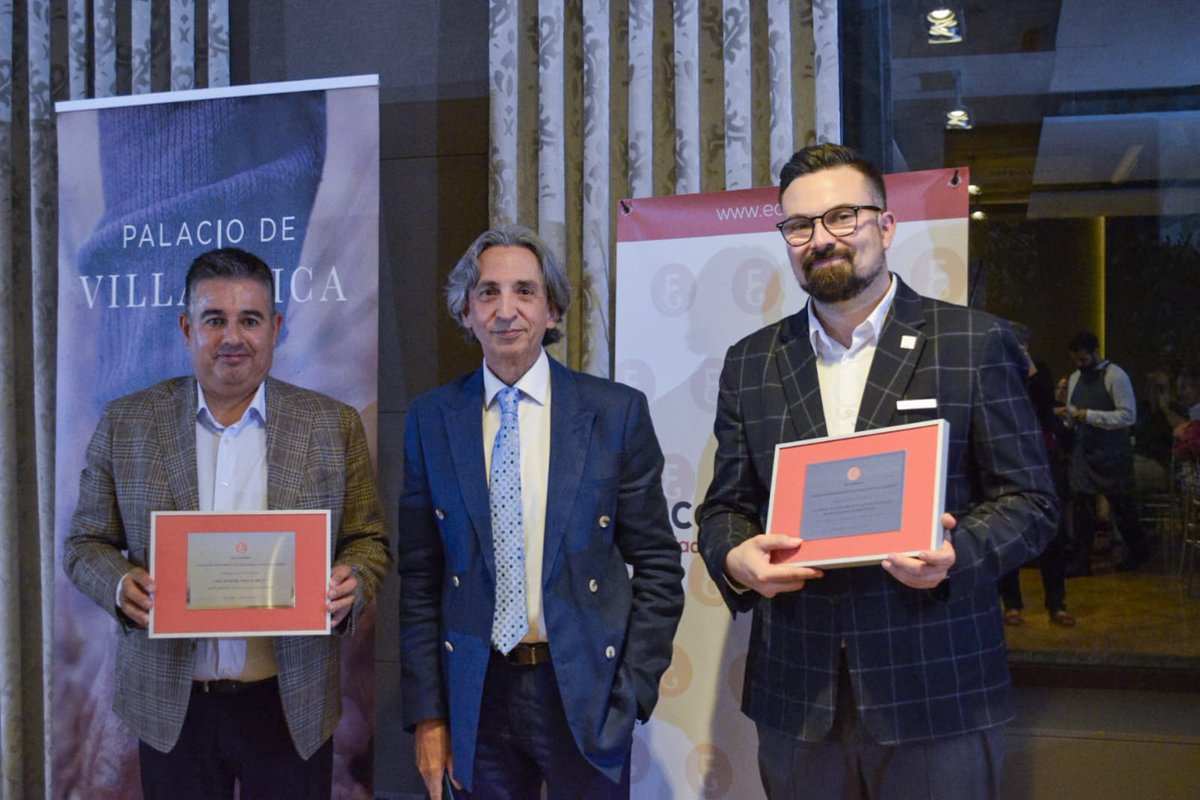 Durante la cena y cata de vinos, se hizo entrega de placas de reconocimiento al hotel anfitrión y a la bodega colaboradora, en agradecimiento por su compromiso con la excelencia, la sostenibilidad y su valiosa contribución al evento. Una noche inolvidable donde el buen vino, la