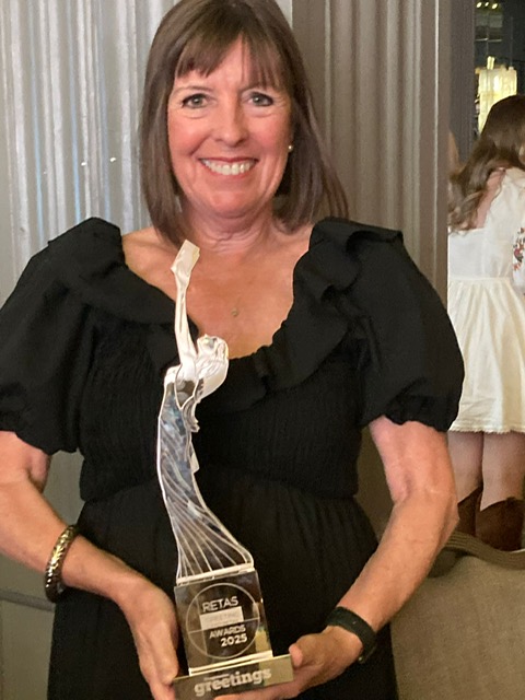 Guess who won a Reta Award for Best Independent Greetings Card Retailer yesterday? We did! 🎉🍾🌟

Here's Sheryl picking up her trophy! 😍

#Chorleywood #ChooseBookshops #GreetingsCards #Retas