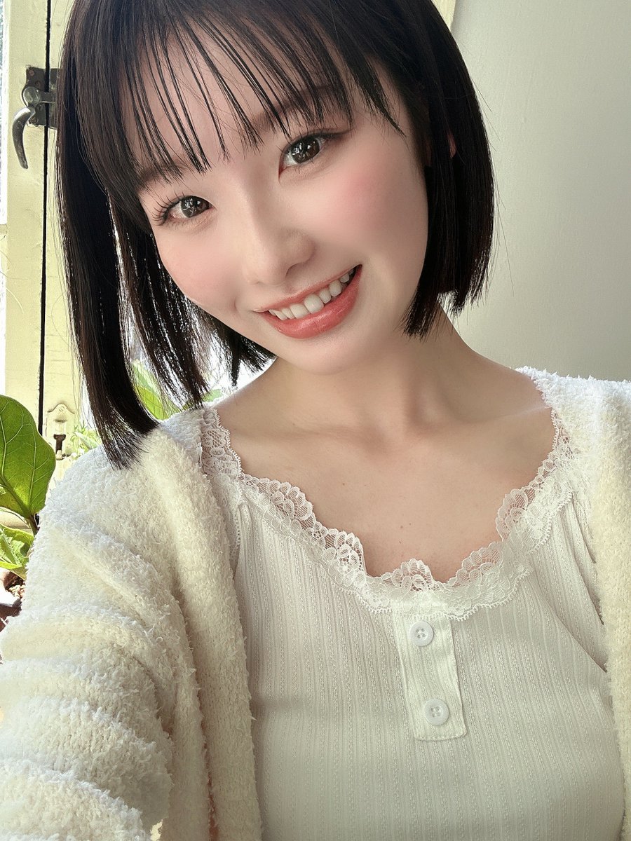 _asainanami's tweet photo. いよいよ明日は 1st写真集
#ナナミイロ 発売記念イベントです📔🤍

なんと、全部の部で衣装が変わります.ᐟ.ᐟ
(全部かわいいからお楽しみに🤭❤︎)

直接お話できるのめっちゃ貴重なので、
ぜひ会いに来てくれると嬉しいです〜〜〜〜〜！！◝✩

当券あるのでぜひ〜〜〜！！！(引用元みてね☺︎︎) https://t.co/9C4v3W7Y2R