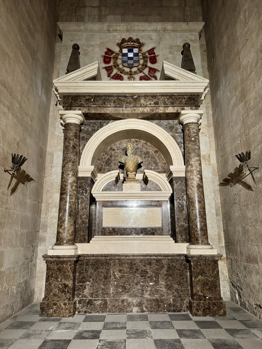 Graf van Fernando Álvarez de Toledo y Pimentel (in Nederland bekend als Alva) (1507-1582), derde hertog van Alba, landvoogd van de Nederlanden ⚔️
In Spanje geroemd; in de Nederlanden gehaat 🧐
In 1983 herbegraven in het Convento de San Esteban van de Dominicanen, Salamanca 🇪🇸