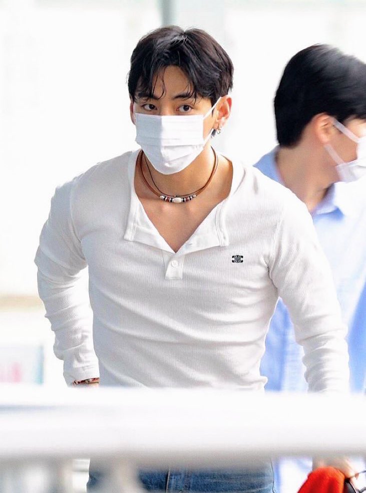 vote4kths's tweet photo. Kim Taehyung really said airport or runway? ���‍💨
That white shirt, the layered necklace, the hair—chef’s kiss.
No one does effortless style like him.
KING BEHAVIOR at its finest 👑✈️

HAVE A SAFE FLIGHT TAEHYUNG
#Taehyung_Paris✈️
KIM TAEHYUNG IS COMING
CELINE BOY V IS COMING
#TAEHYUNGxCELINE
#CelineBoyV