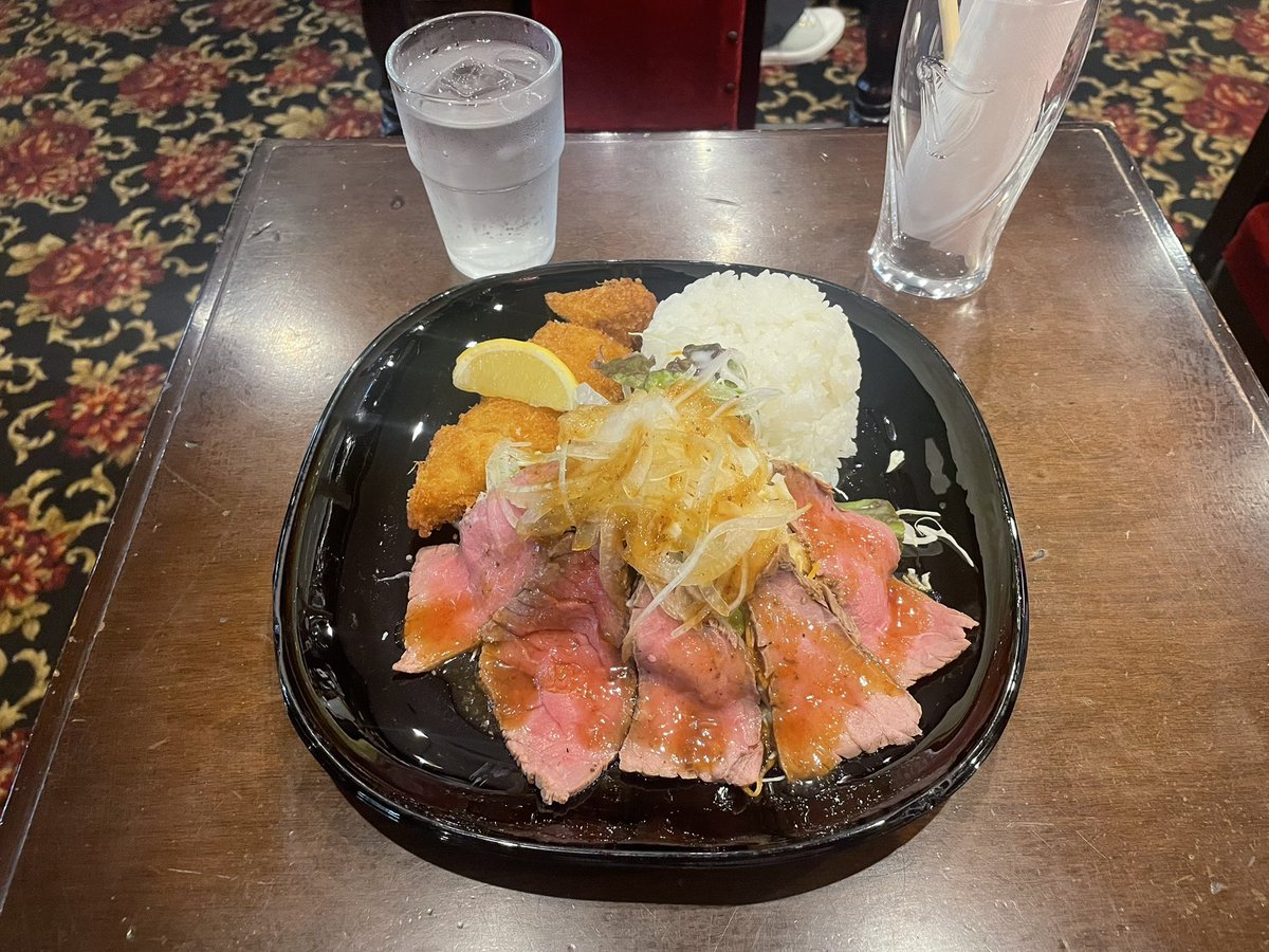 white654blue1's tweet photo. 今日の #大阪駅前ランチ は、久々に #大阪駅前第1ビル B1Fの英国パブ&アンティーク #シャーロックホームズ でローストビーフ(コーヒー選択)¥1,000(税込)😋
店内もコーヒーカップもオシャレ☕️
#カフェランチ #PayPayOK https://t.co/tFeH0NHICw