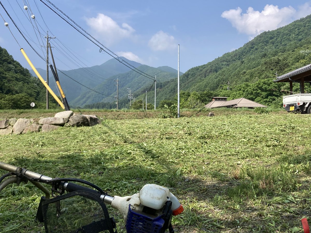 asahivalley's tweet photo. 晴れています☀️雨が降ったりし、草もぐんぐんと伸びてきました🌱本日は里山オフィスの草刈り作業を行いました。少しずつ綺麗になっていく姿は最高です😊

#野俣沢林間キャンプ場
#小型ドローン
 #DJIAction5pro
#あさひプライムスキ場ー
 #朝日村
 #コテージ
#里山オフィス https://t.co/2kwoPjQE2r