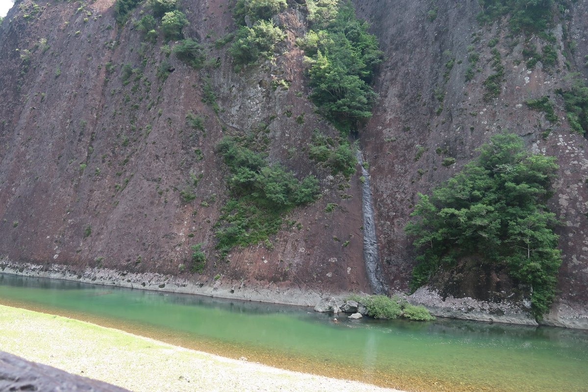 TCRYDER5's tweet photo. 虫食岩と一枚岩��️ https://t.co/BLEapRs8xL